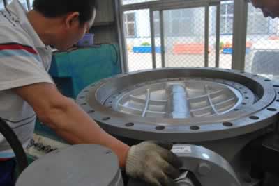 上海機電產(chǎn)品質(zhì)檢測試員正在對滬工產(chǎn)品進行檢測