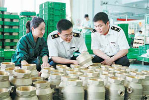 寧海檢驗檢疫局工作人員在企業生產現場