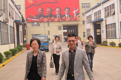 中共嘉定區委統戰部副部長、中共嘉定區工商聯黨組書記陳蘊珠女士在我廠董事長楊猛陪同下視察滬工工作