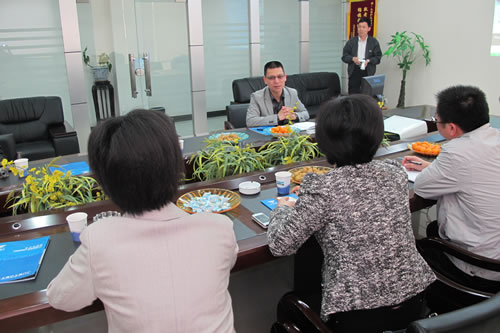 我廠董事長楊猛先生向陳部長一行匯報滬工工作