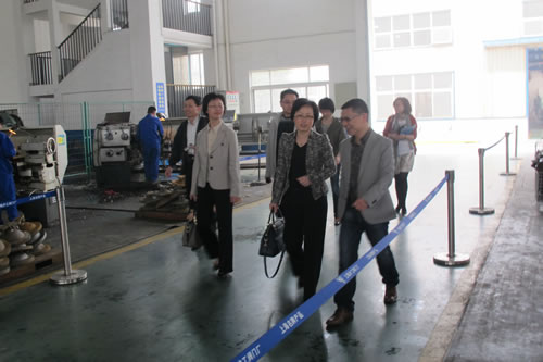 在我廠董事長楊猛先生引領下,陳部長一行視察參觀滬工閥門產業園