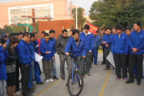 上海滬工閥門(mén)廠第二屆職工運(yùn)動(dòng)會(huì)自行車(chē)慢騎比賽(圖6)