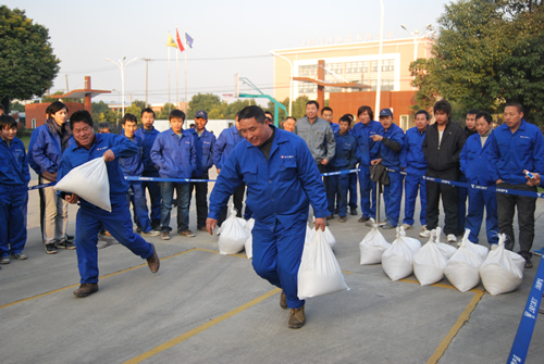 上海滬工閥門(mén)廠第二屆職工運(yùn)動(dòng)會(huì)螞蟻搬家(背沙包)比賽(圖11)