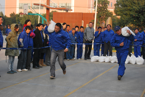 上海滬工閥門(mén)廠第二屆職工運(yùn)動(dòng)會(huì)螞蟻搬家(背沙包)比賽(圖12)