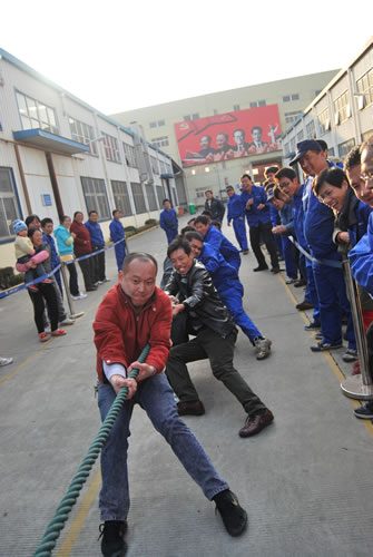 上海滬工閥門(mén)廠第二屆職工運(yùn)動(dòng)會(huì)男子拔河比賽(圖18)