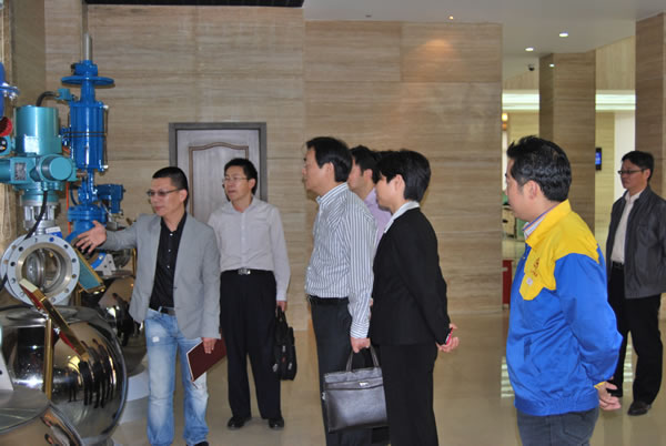 嘉定區區委、組織部副部長沙建秋等領導同志參觀滬工一樓產品展示廳