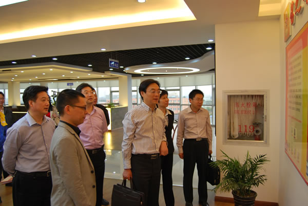 沙部長參觀公司民兵應急分隊辦公區