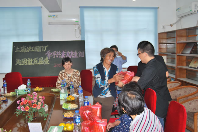 楊猛向居委會老人分發(fā)節(jié)日慰問品