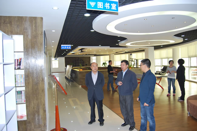 朱建江副區(qū)長(zhǎng)、沈培新書記等領(lǐng)導(dǎo)視察滬工'職工之家'