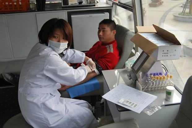 公司員工到嘉定博樂廣場獻血車參加義務獻血