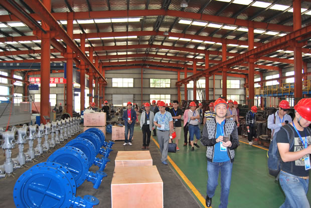 上海滬工閥門廠集團全國優秀經銷商座談會參會代表參觀公司生產加工車間(圖 4)