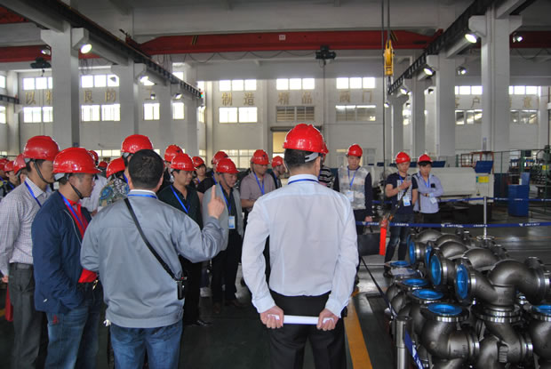 上海滬工閥門廠集團全國優秀經銷商座談會參會代表參觀公司生產加工車間(圖 5)