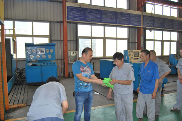 翁總慰問(wèn)高溫車(chē)間作業(yè)工人(1)