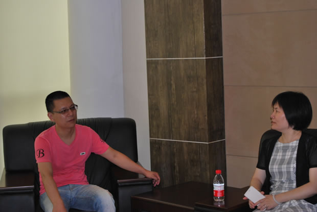 嘉定區社會工作委員會書記葛影敏來我公司高溫慰問