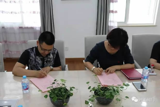 上海滬工閥門廠黨支部書記與華亭鎮(zhèn)幼兒園黨支部書記簽訂黨建結(jié)對共建協(xié)議書